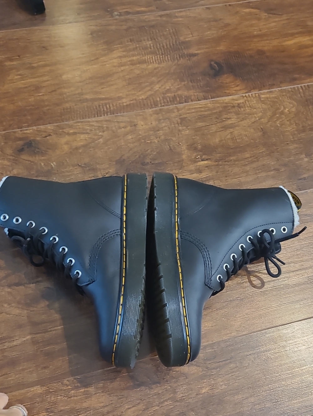 Dr. Martens Black Lace-Up Faux Fur Ankle Boots Ladies 8 Mens 7 - Picture 6 of 9